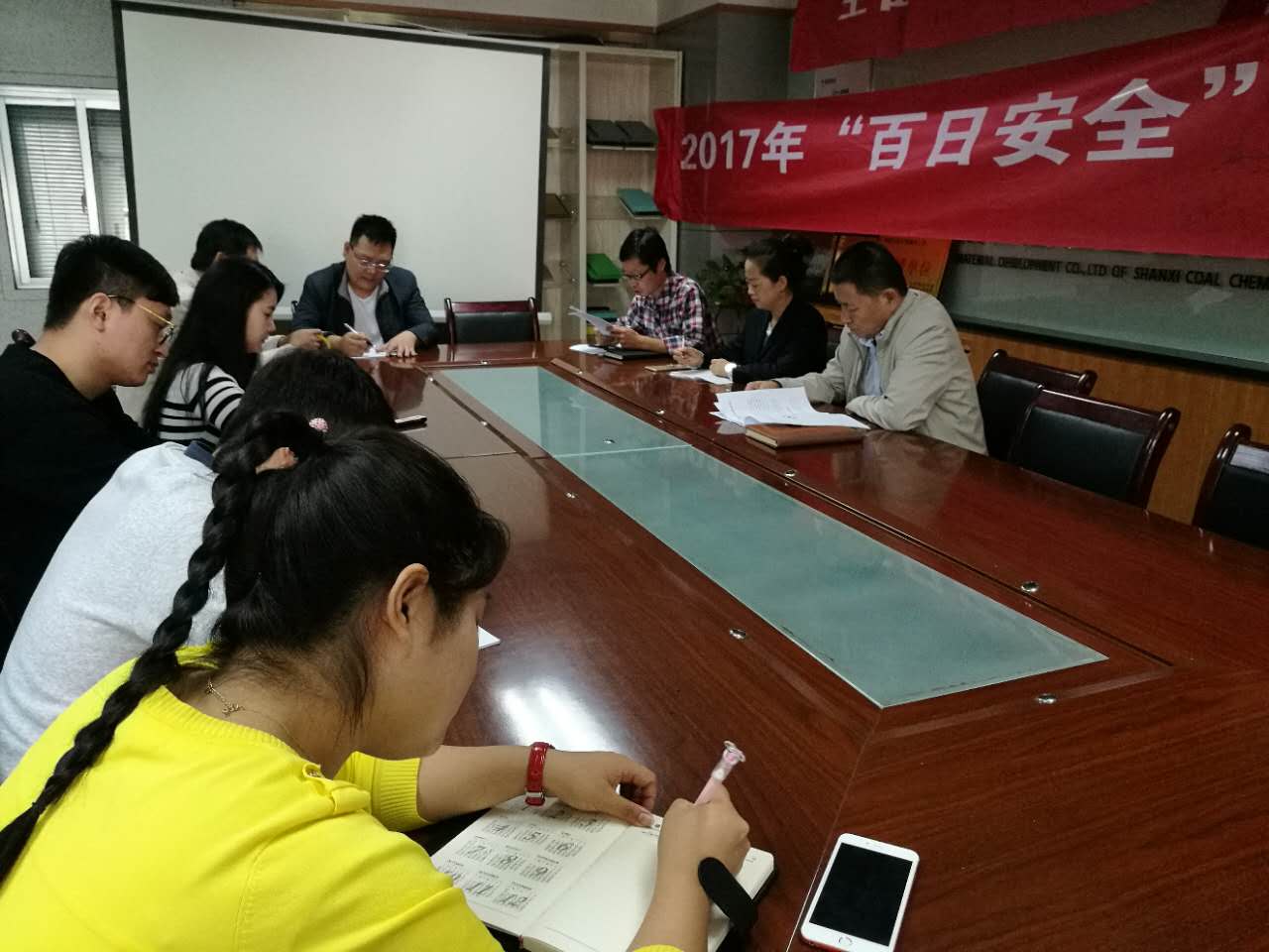地基分公司認(rèn)真?zhèn)鬟_學(xué)習(xí)建設(shè)集團干部大會精神
