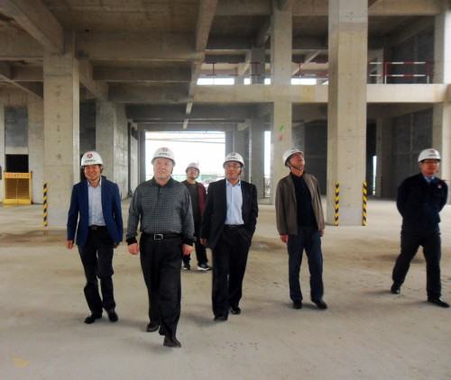 陜煤集團(tuán)總經(jīng)理助理、建設(shè)集團(tuán)聯(lián)合黨委書記、董事長寧興剛“雙節(jié)”期間深入澄合分公司中科遙感工地慰問施工一線的干部職工