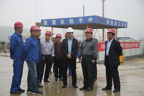 陜煤集團(tuán)總經(jīng)理助理、建設(shè)集團(tuán)聯(lián)合黨委書記、董事長寧興剛一行蒞臨天工公司陜煤研究院西安總部工地視察指導(dǎo)工作