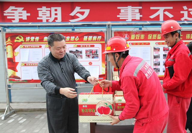 陜煤集團(tuán)總經(jīng)理助理、建設(shè)集團(tuán)聯(lián)合黨委書記、董事長寧興剛一行深入礦建二公司冶坪項(xiàng)目部慰問一線職工