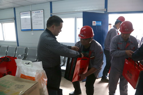 陜煤集團(tuán)總經(jīng)理助理、建設(shè)集團(tuán)聯(lián)合黨委書記、董事長寧興剛一行深入基層慰問一線員工