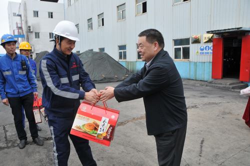 陜煤集團(tuán)總經(jīng)理助理、建設(shè)集團(tuán)聯(lián)合黨委書記、董事長寧興剛一行節(jié)日期間深入洗選煤運(yùn)營公司基層慰問一線員工