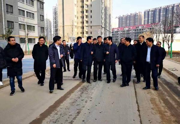 銅川礦業(yè)公司黨委書記、執(zhí)行董事劉水利一行蒞臨銅煤1#、2#住宅小區(qū)現(xiàn)場調(diào)研指導(dǎo)工作