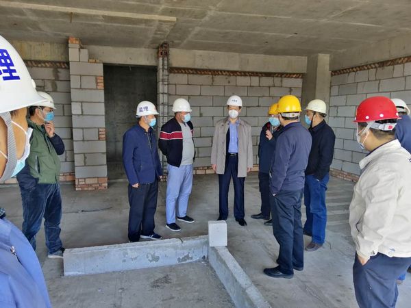 陜煤實業(yè)集團副總經(jīng)理任廣民深入神木杏花園工程施工現(xiàn)場檢查指導工作