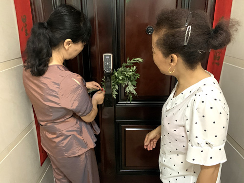 陜煤建設(shè)公司：龍灣水境小區(qū)物業(yè)開展“送艾草、迎端午”活動