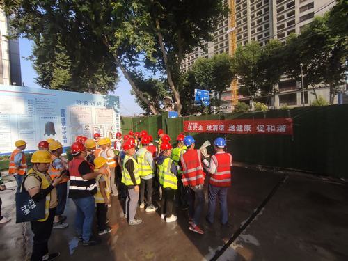 陜煤建設(shè)銅煤第二項目部開展為一線工人“送安全、送清涼、送健康、促和諧”活動