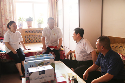 情系困難黨員  走訪(fǎng)慰問(wèn)送關(guān)懷