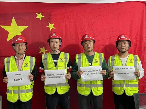 我和國(guó)旗合個(gè)影，曬出濃濃愛(ài)國(guó)情！