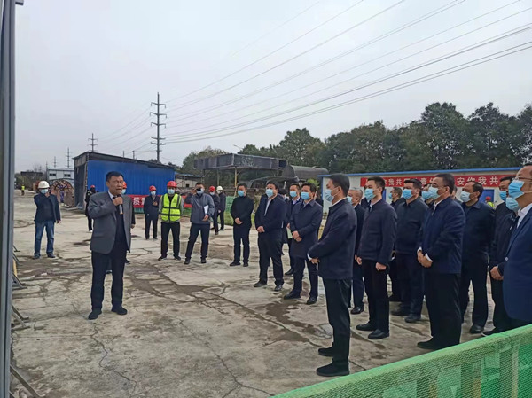 涇陽縣縣委書記拓巍峰、縣長郝瑞耀一行蒞臨陜煤建設(shè)咸陽分公司涇陽縣西城保障房項(xiàng)目觀摩調(diào)研