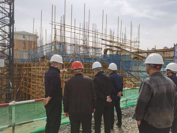 包頭市住建局安全組長李虎一行深入陜煤建設(shè)天工公司承建的中潤府項目檢查指導工作