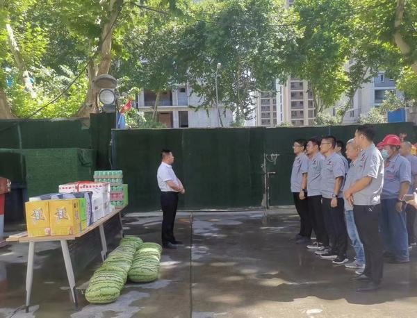 情系一線建設者 炎炎夏日送清涼