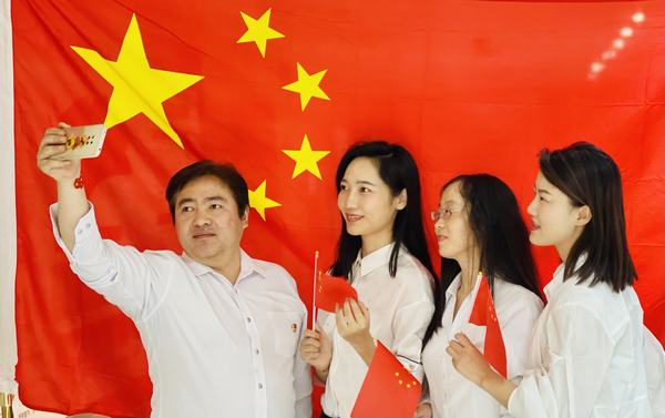 陜煤建設(shè)項(xiàng)目開發(fā)公司：“與國旗合影，身披榮光 ”