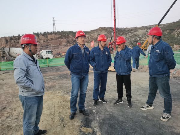 陜西新元潔能有限公司董事長(zhǎng)、總經(jīng)理范建林蒞臨陜煤建設(shè)天工公司檢查指導(dǎo)工作