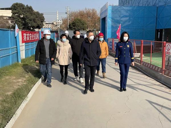 西安市新城區(qū)委常委、副區(qū)長楊珩蒞臨陜煤建設(shè)新城公司第二項目部檢查指導工作