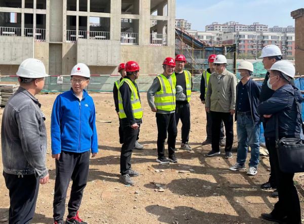 包頭市住建局質(zhì)量科科長付宇一行蒞臨中潤府一期項目工程檢查指導(dǎo)工作