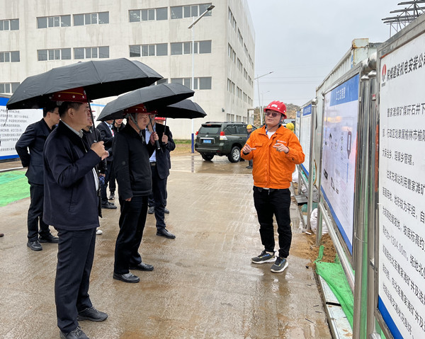 榆林市副市長王華勝蒞臨陜煤建設(shè)機電安裝公司施工現(xiàn)場進(jìn)行環(huán)保調(diào)研