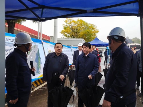 榆林市委副書記、市長(zhǎng)張勝利一行蒞臨陜煤建設(shè)承建的上郡北路道路綜合整治提升項(xiàng)目觀摩指導(dǎo)工作