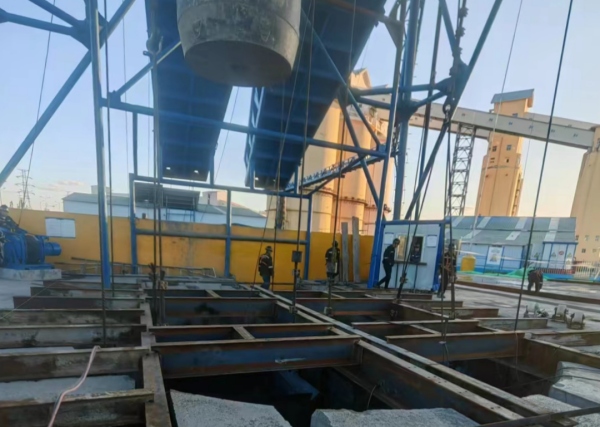 陜煤建設(shè)礦建三公司袁大灘礦二號(hào)回風(fēng)立井封口盤、吊盤安裝順利完成