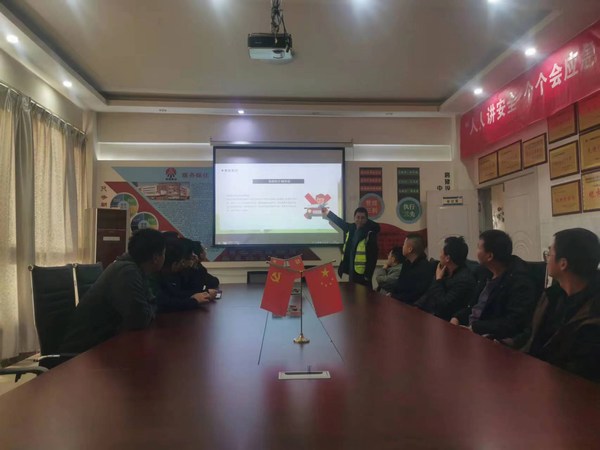 陜煤建設(shè)路橋分公司靖神鐵路項(xiàng)目部開展“文明交通，你我同行”全國交通安全日活動