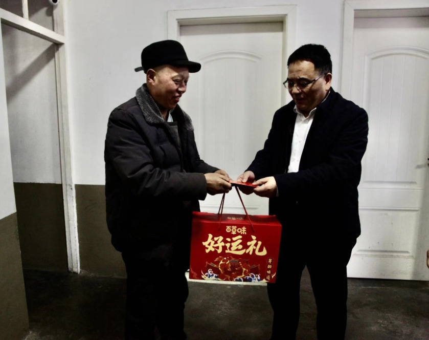 陜煤建設(shè)領(lǐng)導(dǎo)節(jié)前赴鄉(xiāng)村振興幫扶定點(diǎn)村開展走訪慰問(wèn)活動(dòng)