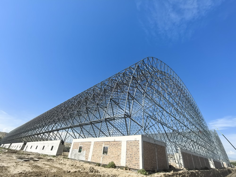 陜煤建設天工公司承建的伊寧市煤炭儲運中心基地建設項目1#、2#儲煤棚順利合攏