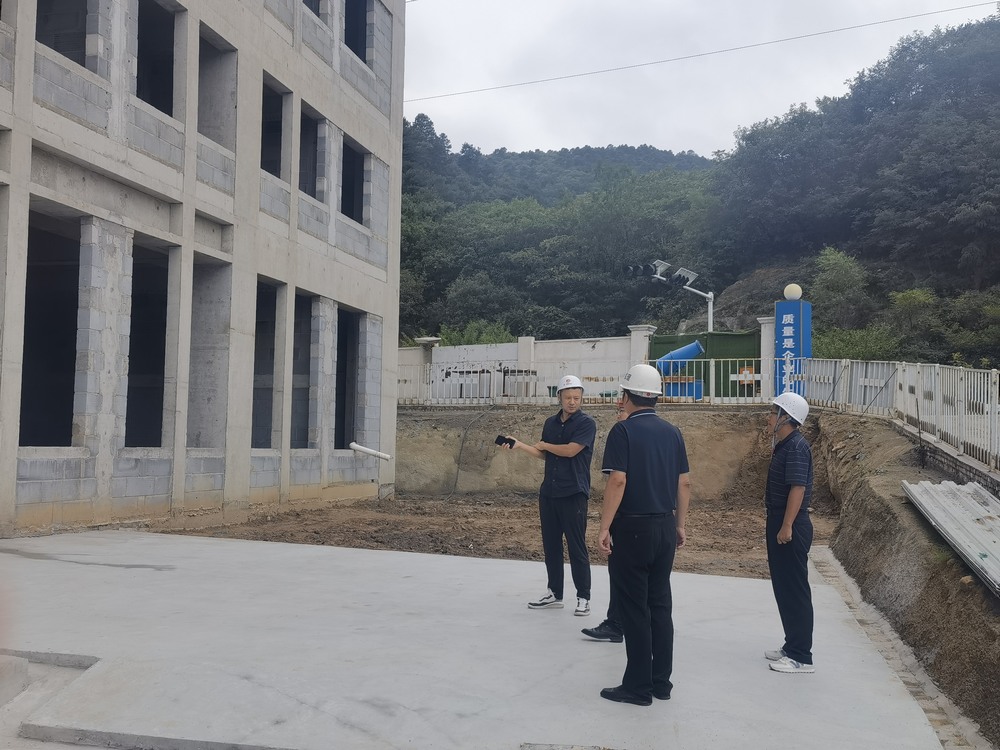 煤炭工業(yè)建設蒲白礦區(qū)質(zhì)監(jiān)站站長郝欣一行到天工公司建新煤化宿舍樓項目防汛安全排查工作