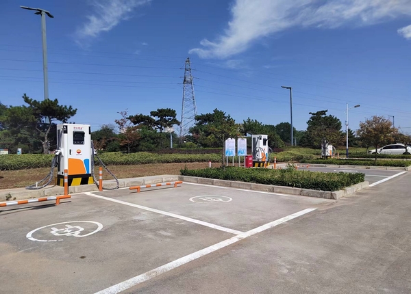 陜煤建設(shè)川耀公司：崔仙服務(wù)區(qū)充電樁安裝，為綠色出行“加油”
