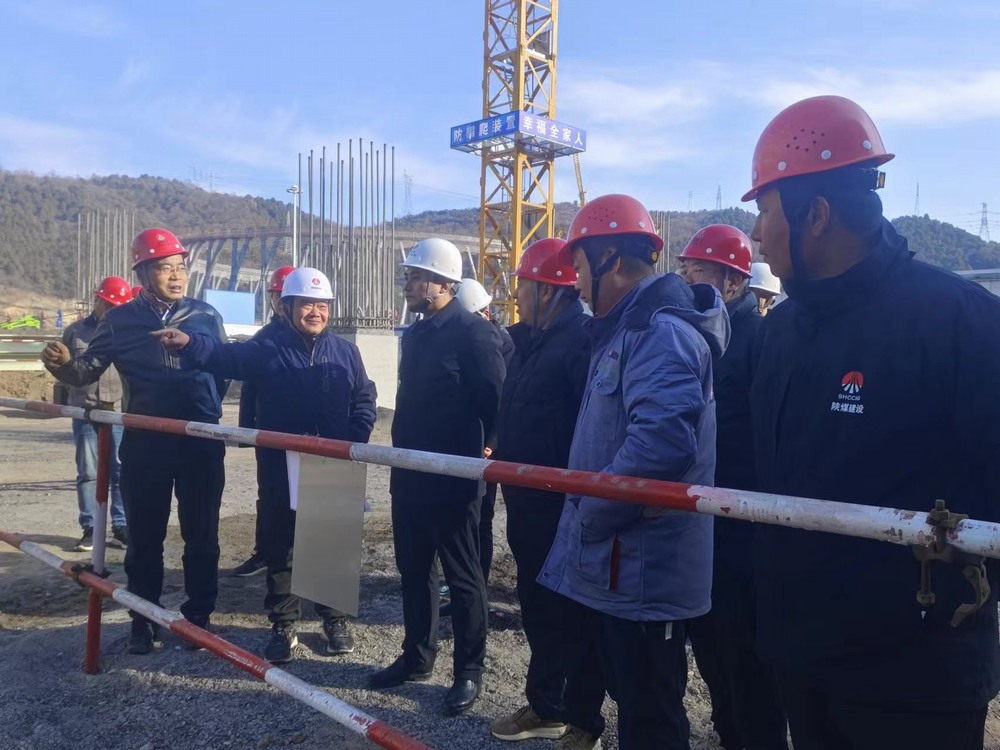 黃陵礦業(yè)集團有限責任公司副總經(jīng)理薛國華深入陜煤建設(shè)基層項目檢查指導
