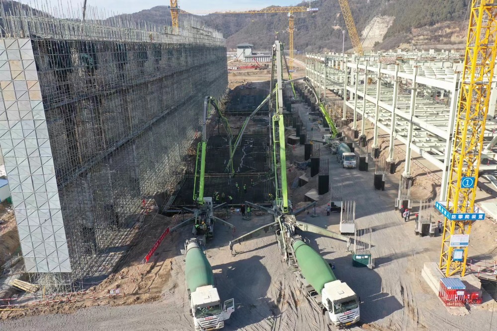陜煤建設(shè)黃陵電廠項(xiàng)目部：三臺(tái)汽車泵，25小時(shí)，2830立方米混凝土順利完成澆筑