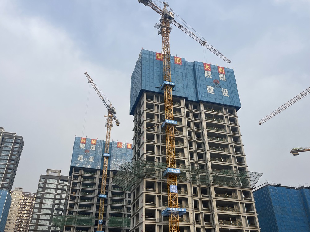 陜煤建設(shè)新龍城直屬項(xiàng)目部承建的銅川新龍城一期項(xiàng)目三標(biāo)段8#、11#樓順利封頂