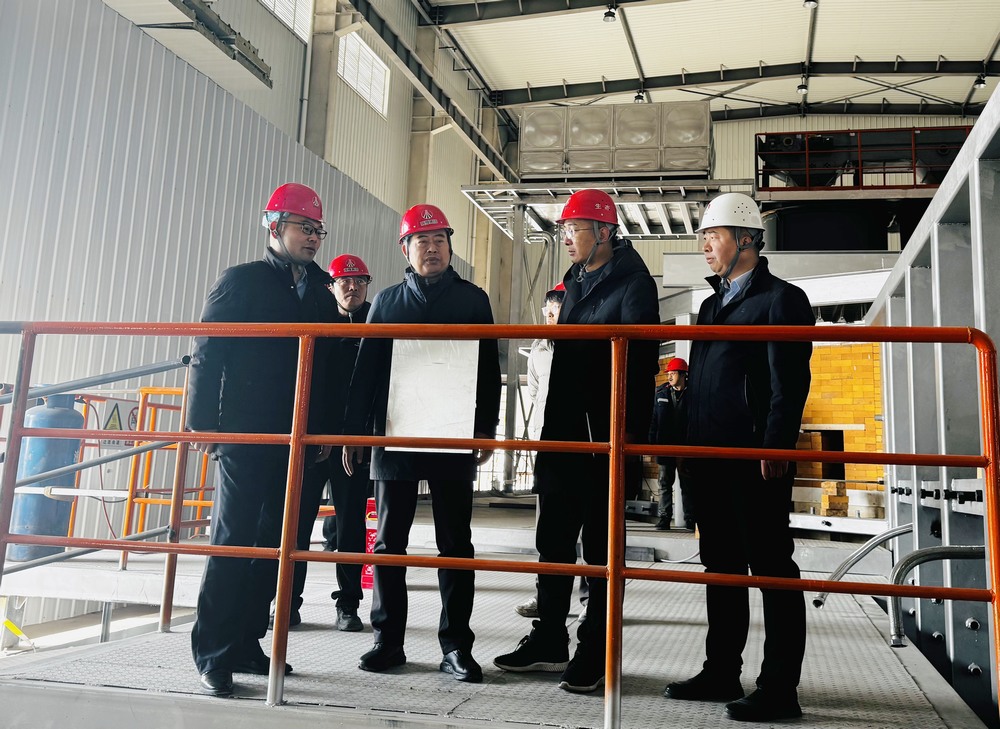 陜西建材科技集團黨委書記、董事長、總經(jīng)理周紅深入天工公司基層項目部進行慰問