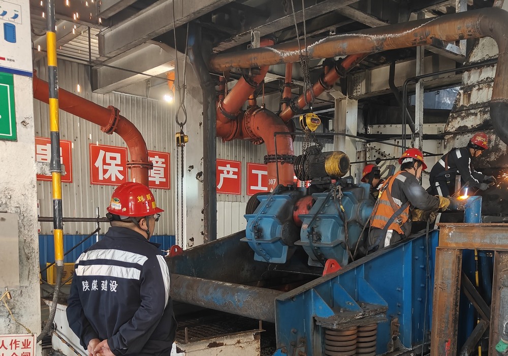 陜煤建設(shè)洗選煤運(yùn)營公司第二項(xiàng)目部：新年破曉，檸條塔煤礦主洗車間預(yù)濕篩與矸石脫介篩 “迭代升級(jí)” 之戰(zhàn)打響