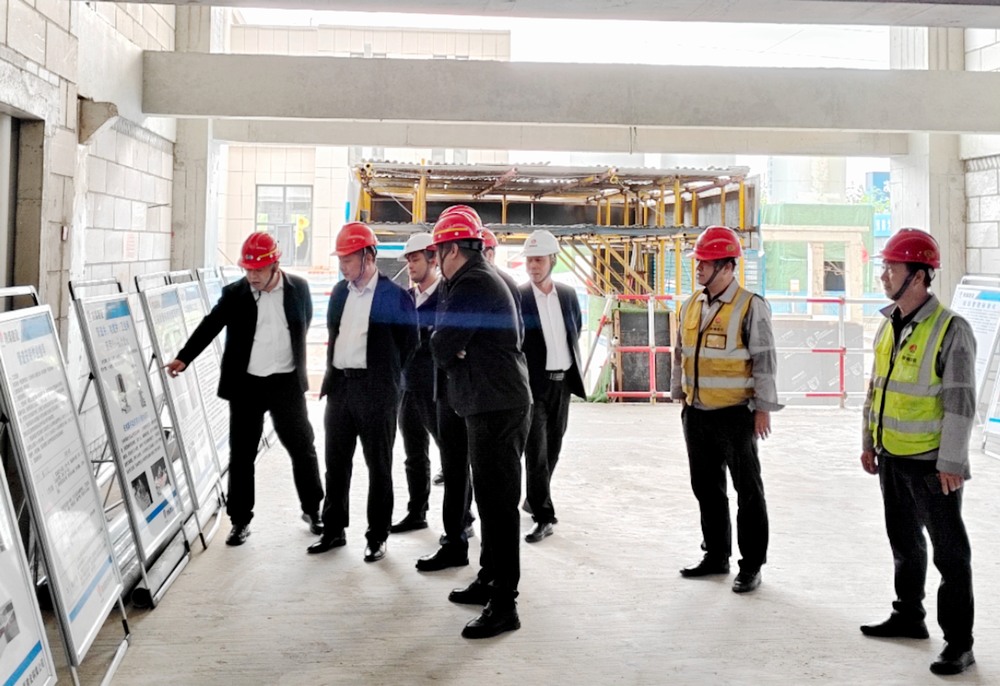 陜煤集團基本建設(shè)部高級主任師楊景輝一行深入陜煤建設(shè)銅煤公司承建的檸條塔新建3#、4#員工公寓樓項目檢查指導工作