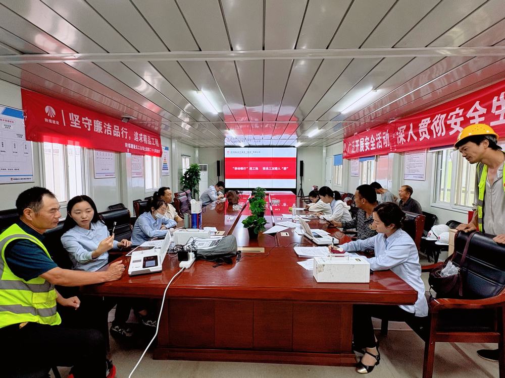 陜煤建設(shè)天工公司土建第二十七項(xiàng)目部聯(lián)合浦發(fā)銀行開展農(nóng)民工工資卡專項(xiàng)辦理活動