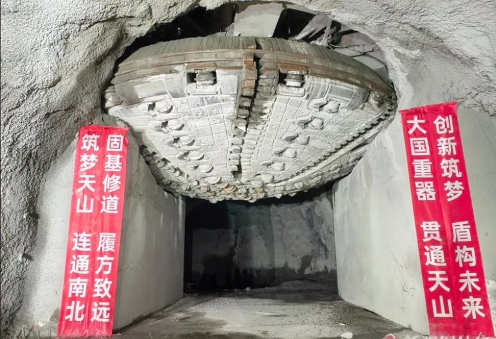 陜煤建設(shè)礦建三公司：707米！世界最深高速公路豎井順利貫通