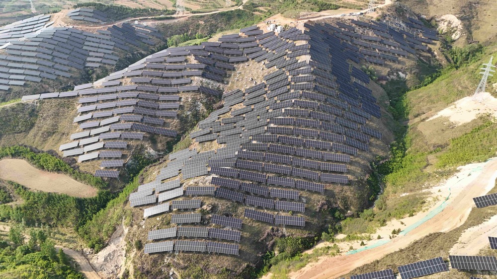 陜煤建設(shè)韓城分公司安裝第四項(xiàng)目部承建的陜煤電力夏縣100MW光伏發(fā)電項(xiàng)目成功實(shí)現(xiàn)首次并網(wǎng)