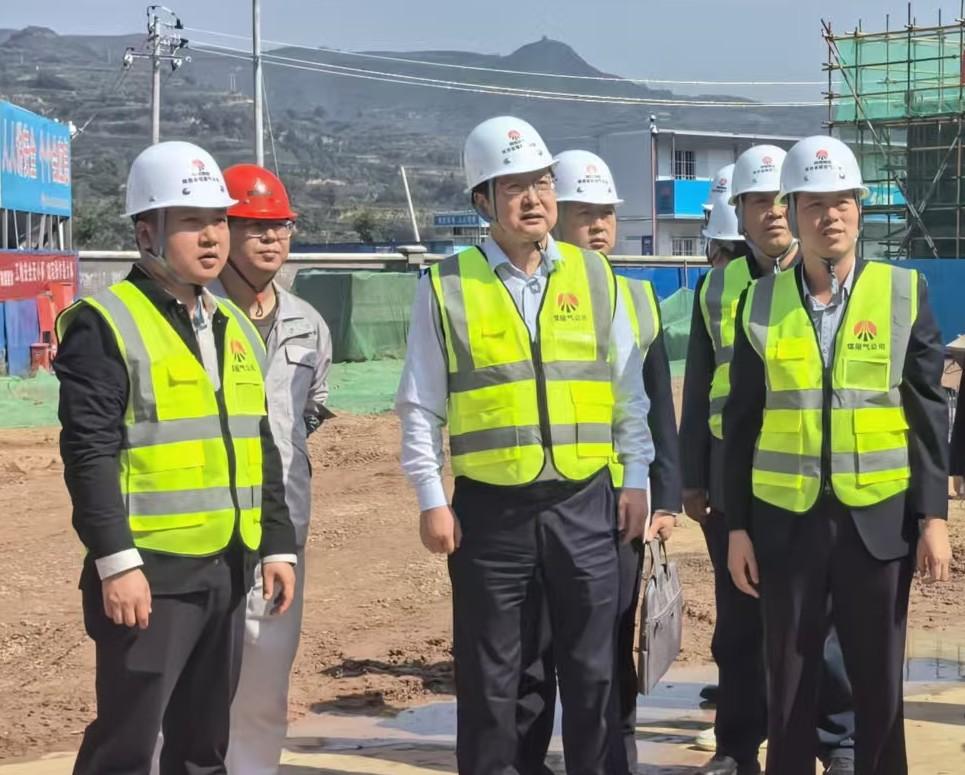 陜西省煤層氣黨委委員、紀委書記董巨國一行深入天工公司土建第二十一項目部開展節(jié)前檢查指導(dǎo)工作