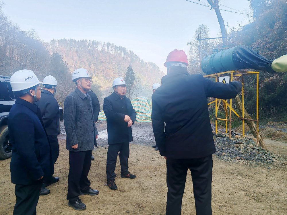 陜煤集團(tuán)總經(jīng)理助理、陜煤電力集團(tuán)黨委書記、董事長(zhǎng)馮平安一行深入西鄉(xiāng)抽蓄電站勘探平硐項(xiàng)目現(xiàn)場(chǎng)檢查指導(dǎo)前期準(zhǔn)備工作