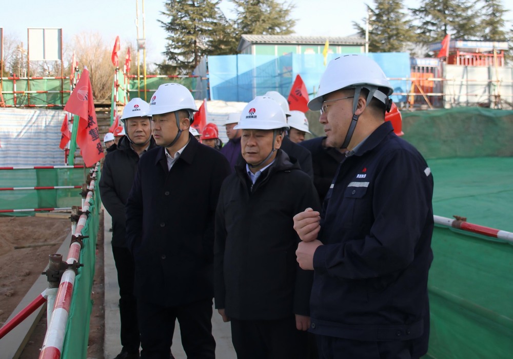 陜煤集團(tuán)工程總監(jiān)、基本建設(shè)管理部總經(jīng)理李仰東深入陜煤建設(shè)承建的銅創(chuàng)能材項目檢查指導(dǎo)工作