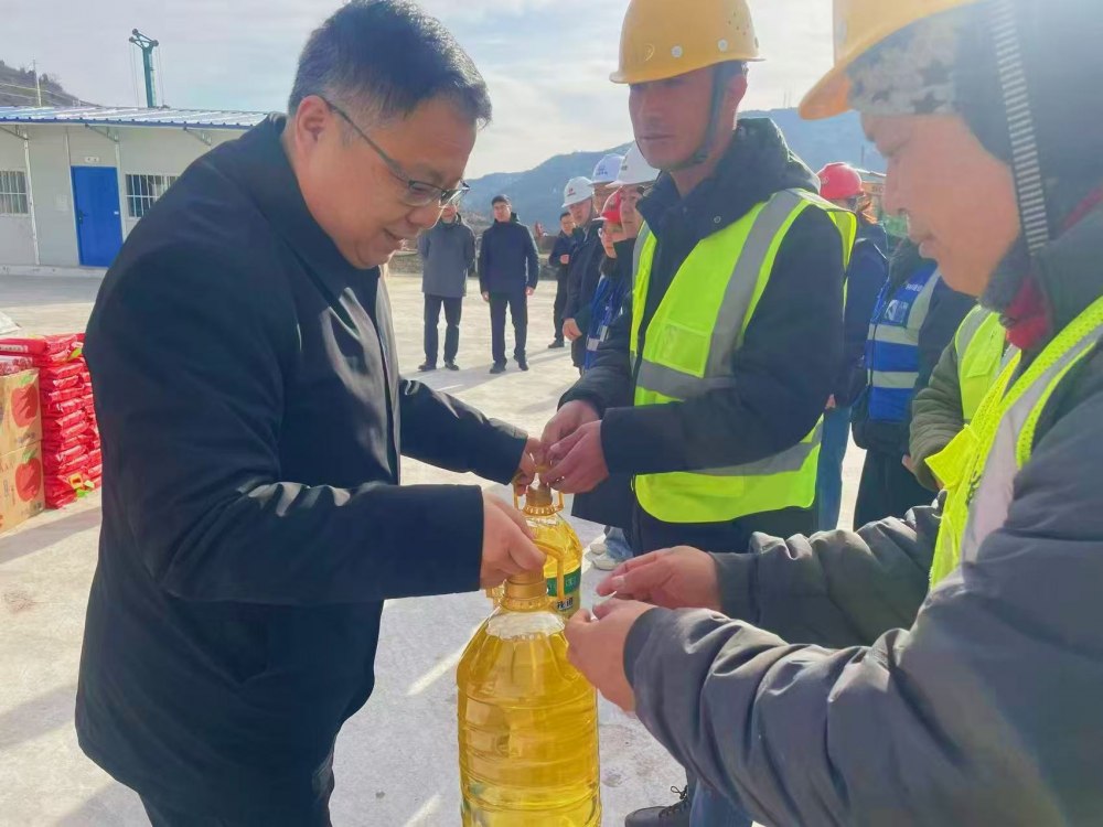 韓城市委副書記張景鋒赴陜煤建設(shè)韓城分公司承建的韓城北站物流集運(yùn)中心工程項(xiàng)目施工現(xiàn)場(chǎng)慰問(wèn)一線職工