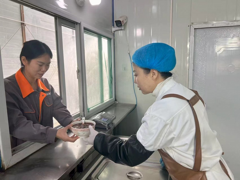 陜煤建設(shè)礦建二公司：粥香暖一線(xiàn)  情滿(mǎn)礦建人