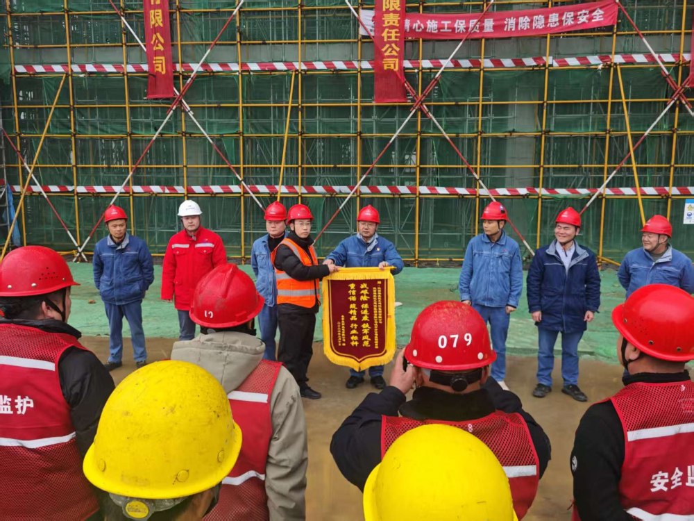 攻堅(jiān)收官迎新春 封頂獻(xiàn)禮啟新程