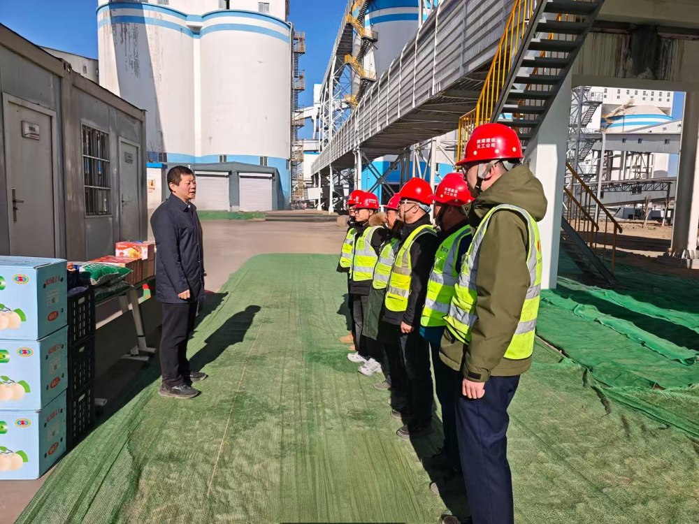 陜西小保當(dāng)?shù)V業(yè)有限公司副總經(jīng)理劉朕中一行深入天工公司基層項(xiàng)目慰問(wèn)一線(xiàn)職工