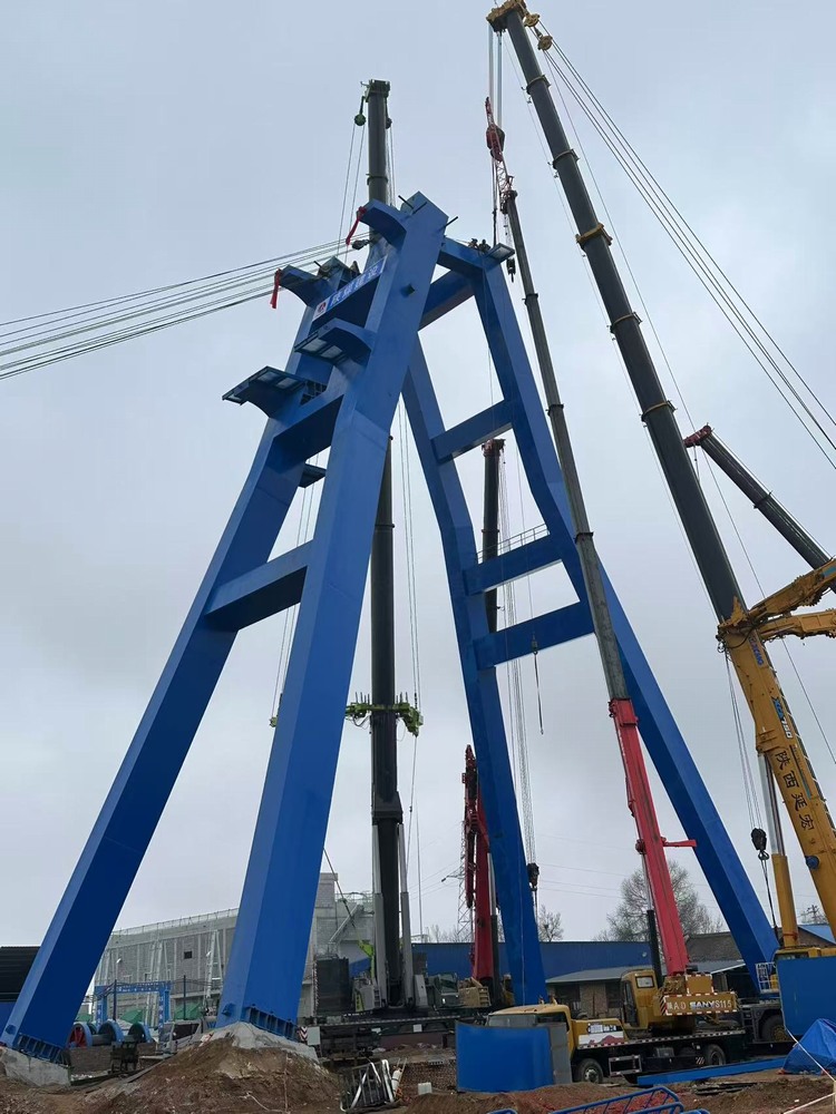 陜煤建設(shè)礦建二公司承建的小莊煤礦義門(mén)進(jìn)風(fēng)立井永久井架順利起立就位